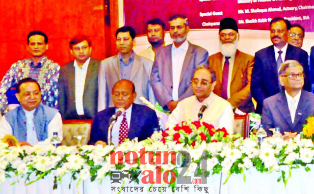 বাণিজ্যমন্ত্রী তোফায়েল আহমেদ ও এফবিবিসিসিআইয়ের সভাপতি আবদুল মাতলুব আহমাদের সঙ্গে শেখ কবির হোসেন