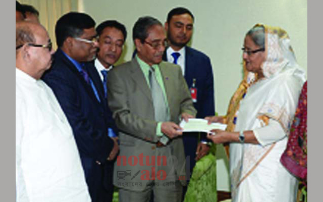 প্রধানমন্ত্রী শেখ হাসিনার সঙ্গে একটি বিশেষ মুহূর্তে শেখ কবির হোসেন
